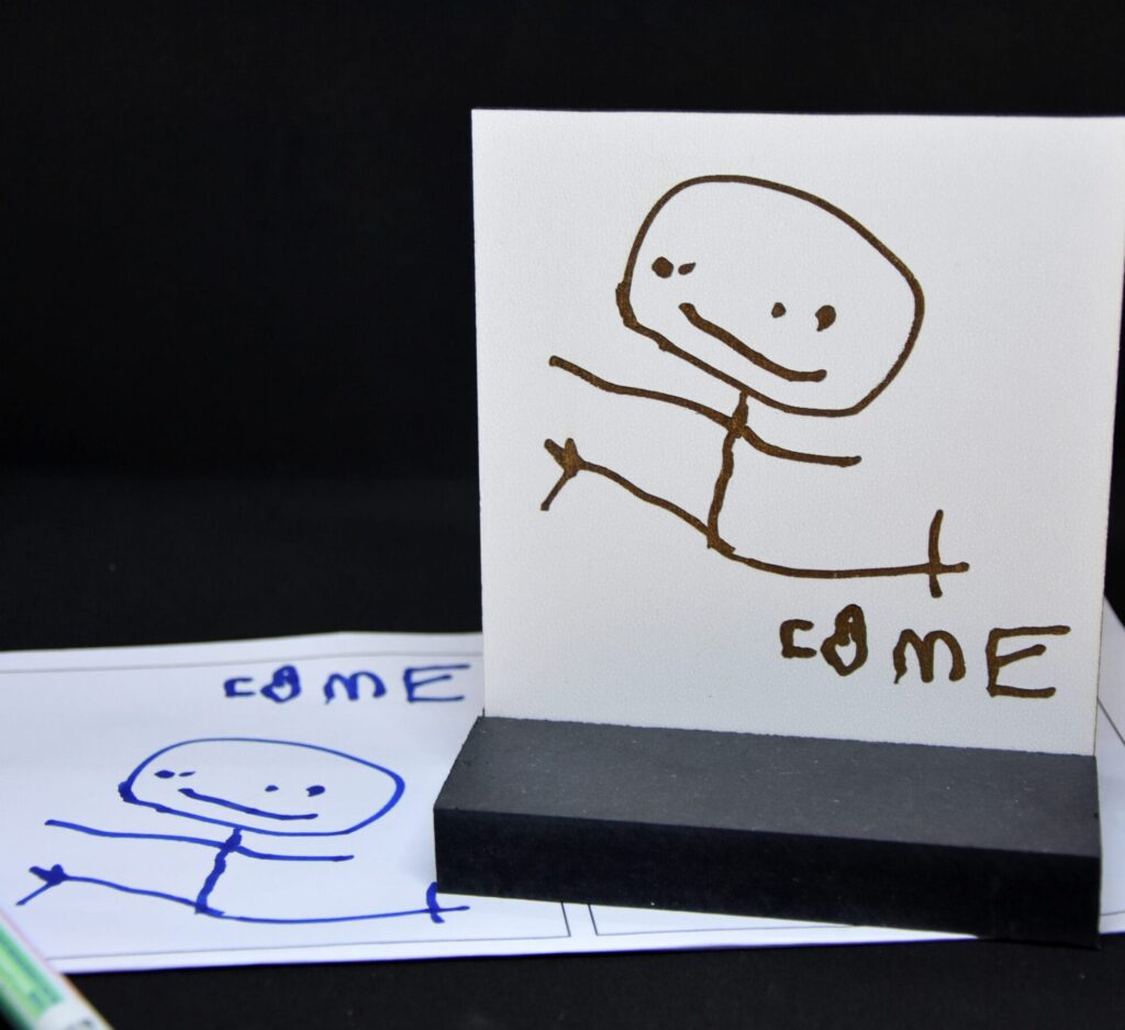 plaque personnalisée gravée avec dessin d’enfant – concept Gribouille K.li