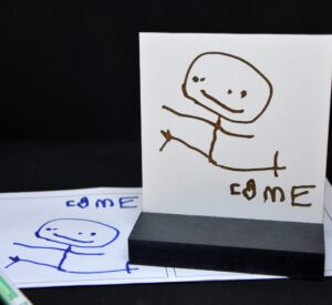 plaque personnalisée gravée avec dessin d’enfant – concept Gribouille K.li