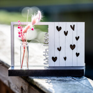 Soliflore décoratif personnalisé en bois avec motifs cœurs et vase en verre - K.li Créations