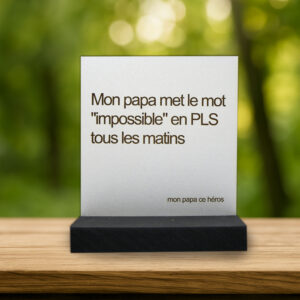 Plaque humoristique mon papa met le mot impossible en PLS, cadeau fête des pères original, bois gravé socle noir
