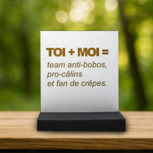 Cadeau fête des pères original, plaque humoristique Toi + Moi team anti-bobos, gravure artisanale bois avec socle