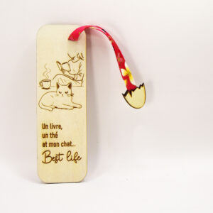 marque-page chat en bois « Un livre, un thé et mon chat – Best life », avec ruban rouge fleuri.