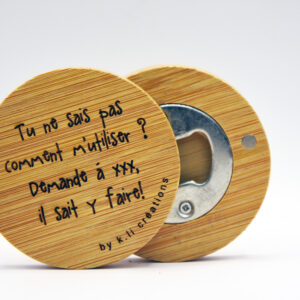Décapsuleur rond en bois K.li Créations à personnaliser avec un prénom, message humoristique “Tu ne sais pas comment m’utiliser ? Demande à XXX, il sait y faire”.