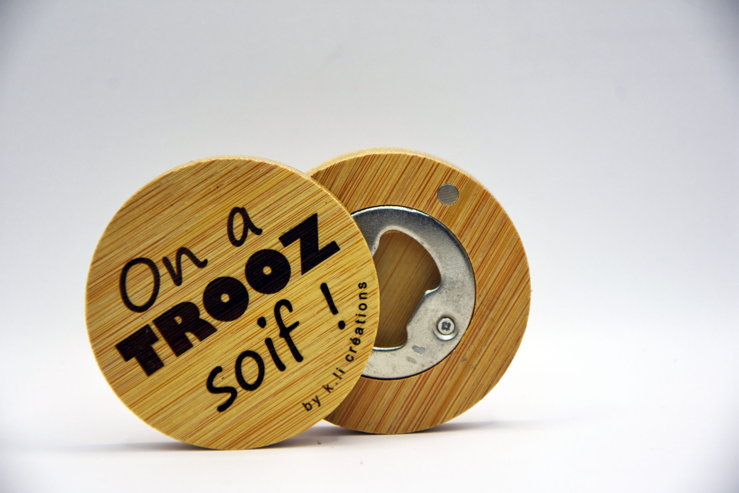 Décapsuleur Trooz aimanté en bois à fixer sur frigo