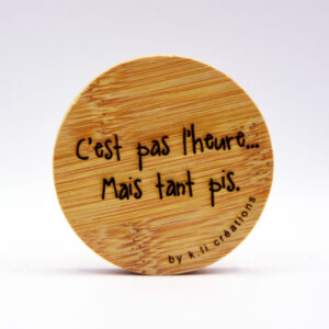 décapsuleur humoristique avant l heure en bois gravé C’est pas l’heure mais tant pis – artisanat belge