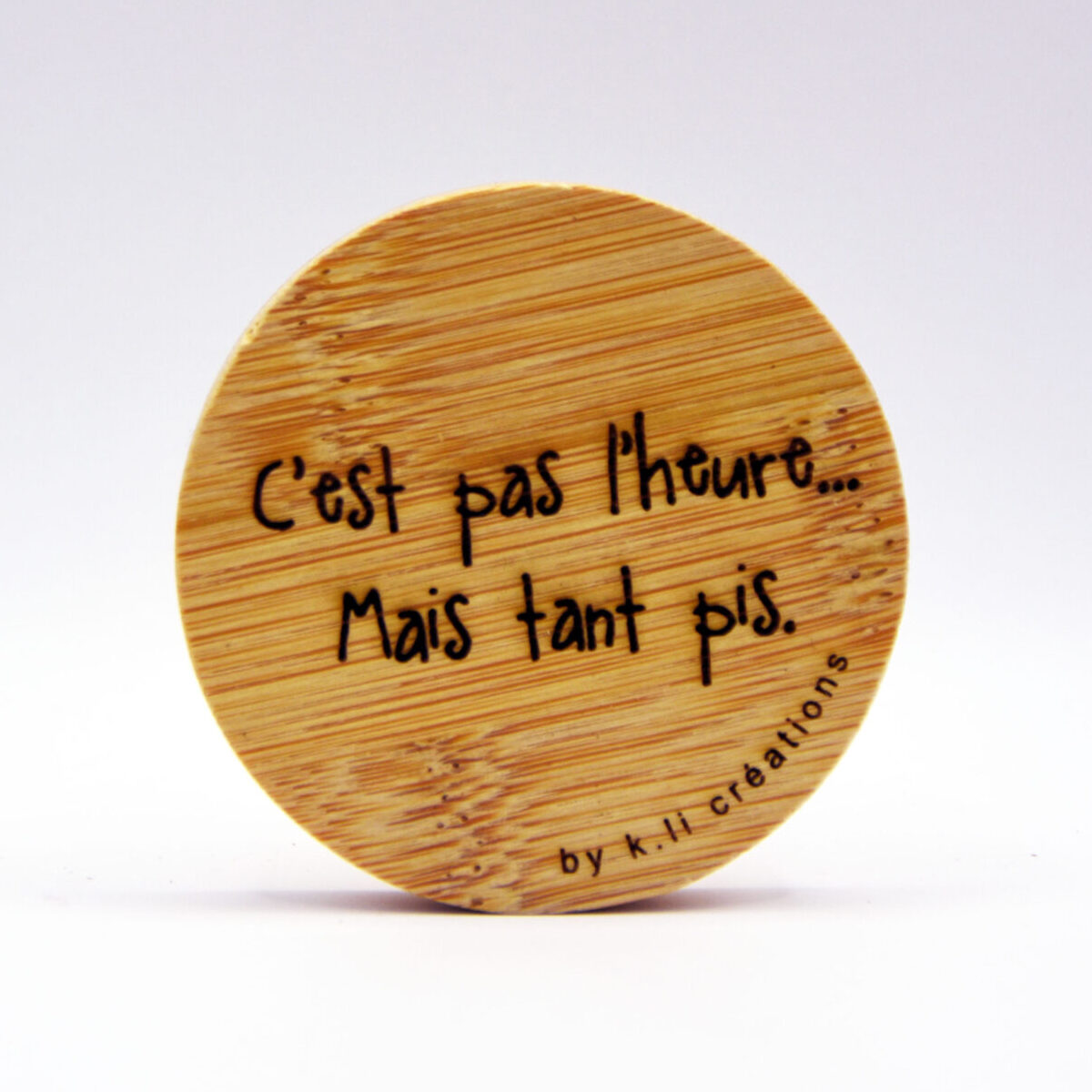 décapsuleur humoristique avant l heure en bois gravé C’est pas l’heure mais tant pis – artisanat belge