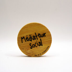 decapsuleur mediateur social en bois grave