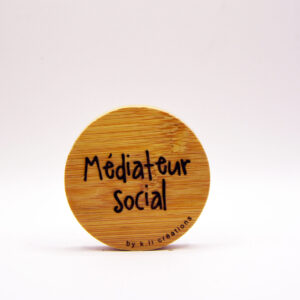 Décapsuleur humoristique médiateur social en bois gravé – cadeau artisanal belge