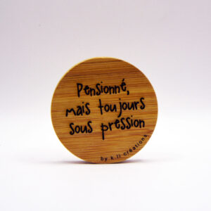Décapsuleur pensionné en bois gravé Pensionné mais toujours sous pression