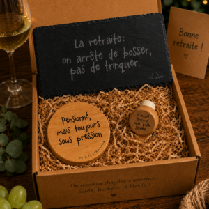 Coffret cadeau retraite artisanal K.li Créations avec planche apéro gravée, bouchon humoristique et carte “Bonne retraite” dans une boîte cadeau.