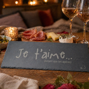Pack apéro je t'aime. romantique et humoristique avec planche gravée “Je t’aime autant que les apéros”, décapsuleur, sous-verres en liège et bouchon K.li Créations.