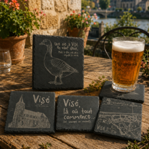 Sous-verres en ardoise Visé K.li Créations avec oie, collégiale, carte gravée et bière en terrasse au bord de la Meuse.