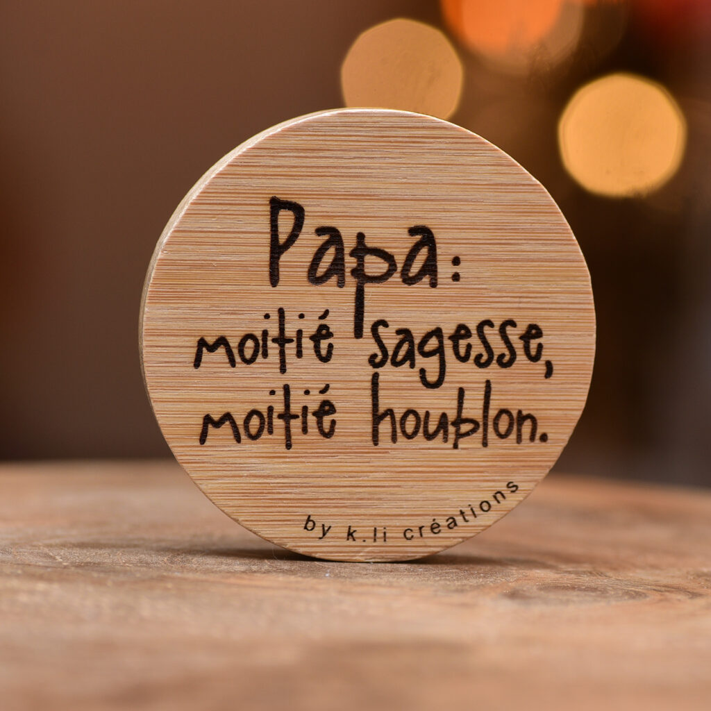 Décapsuleur papa en bois gravé avec le texte Papa moitié sagesse moitié houblon
