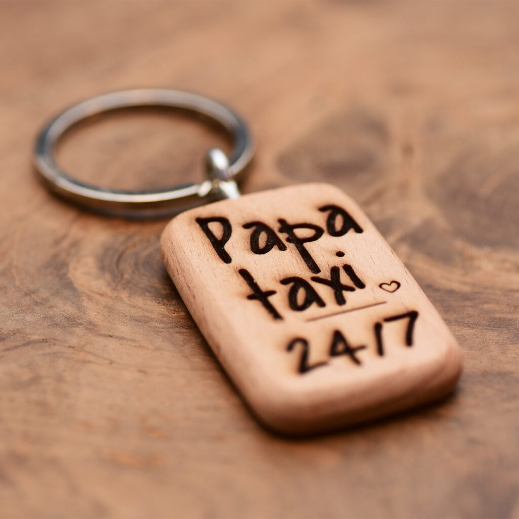 Porte-clé papa personnalisé en bois gravé avec le texte Papa taxi 24/7