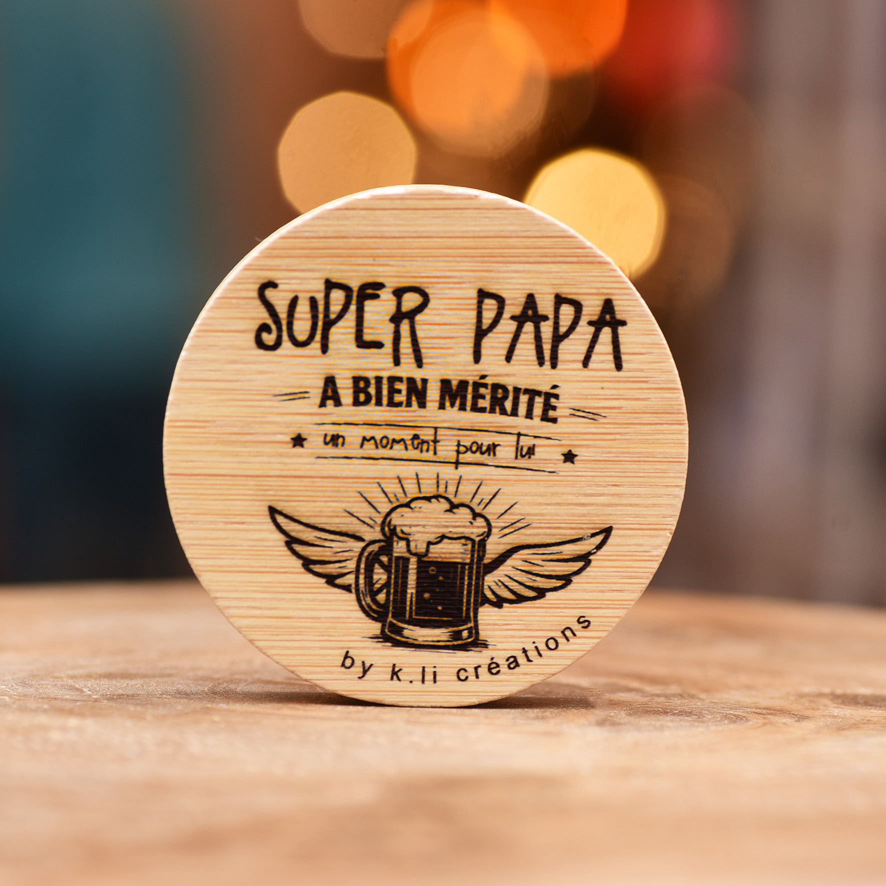 Décapsuleur papa personnalisé en bois gravé avec le texte Super papa a bien mérité un moment pour lui