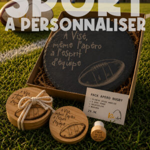 Pack apéro rugby à Visé avec planche en ardoise gravée, sous-verres, bouchon et décapsuleur sur pelouse de rugby