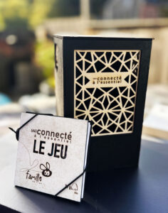 Prison à GSM AZYMUT en bois avec jeu de cartes (Dé)connecté édition Famille