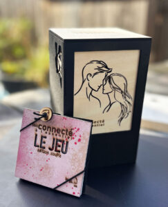 Prison à GSM en bois design Amoureux avec jeu de cartes Couple (Dé)connecté